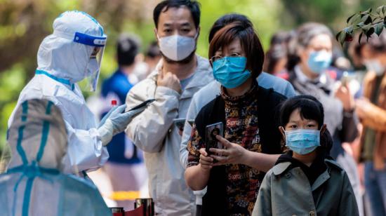 Personas hacen fila para las pruebas de Covid-19 en una comunidad residencial bajo encierro en Shanghái, China, el 16 de abril de 2022.