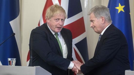 El primer ministro británico, Boris Johnson, y el presidente de Finlandia, Sauli Niinisto, se dan la mano durante una conferencia de prensa conjunta en el Palacio Presidencial de Helsinki, Finlandia, el 11 de mayo de 2022.