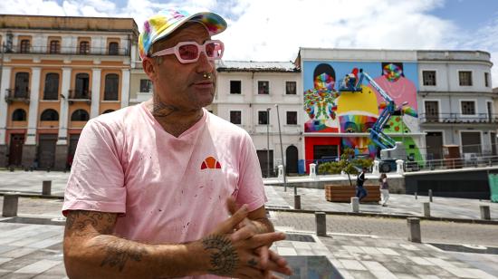 El artista español Okuda junto a su mural en el Centro Histórico de Quito, el 12 de mayo de 2022.