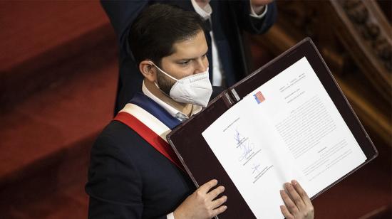 El presidente de Chile, Gabriel Boric, muestra el decreto que convoca a un plebiscito obligatorio el 4 de septiembre tras recibir el texto final de la Carta Magna propuesta por la Convención Constitucional, en Santiago (Chile).