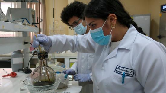 Investigadores trabajan en el laboratorio de Ciencia y Tecnología de Materiales de la Universidad Técnica Particular de Loja (UTPL), el 6 de abril del 2022.