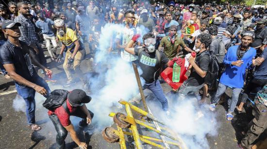 Las fuerzas de seguridad lanzan gases lacrimógenos para dispersar a los manifestantes que intentan entrar en la oficina del Primer Ministro en Colombo, Sri Lanka, el 13 de julio de 2022.