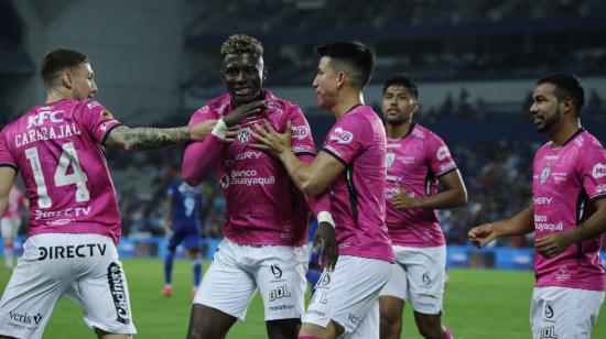 Los futbolistas de IDV celebran uno de los tantos en el estadio George Capwell, ante Emelec, el 17 de julio de 2022.