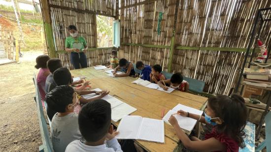 Niños en Monte Sinaí estudian en una aula de caña, Guayaquil 16 de agosto de 2022.