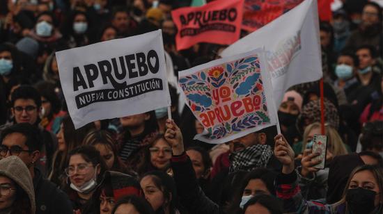 En Chile, ciudadanos participan en el cierre de campaña de los simpatizantes por la opción de votar "aprueba" al referendo constitucional. 1 de septiembre de 2022.