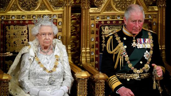 La Reina Isabel y Carlos de Gran Bretaña, el Príncipe de Gales, son vistos antes del discurso de la Reina durante la Apertura Estatal del Parlamento en Londres, Gran Bretaña, el 14 de octubre de 2019.