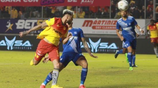 Francisco Fydriszewski, de Aucas, cabecea en el partido ante Emelec, en Quito, el 11 de septiembre de 2022.