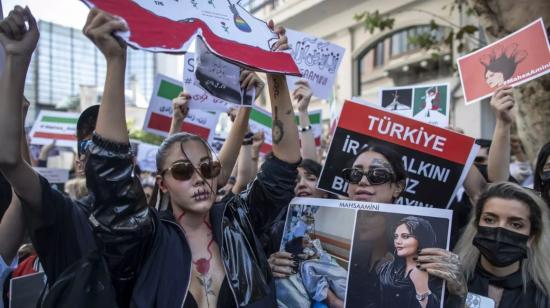 Mujeres iraníes protestan tras la muerte de Mahsa Amini.