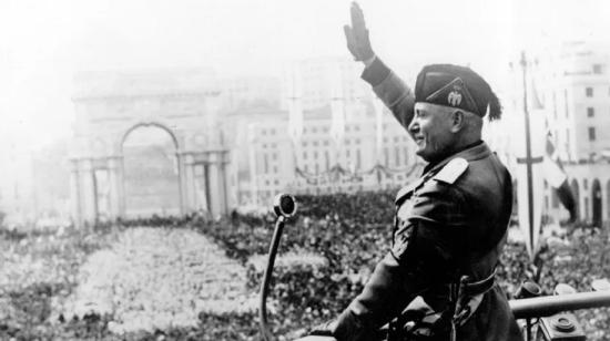 Perfil de Benito Mussolini, dictador italiana. 