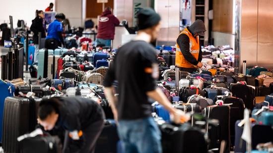 Cientos de bolsas de equipaje permanecen sin reclamar en el Aeropuerto Internacional de Baltimore Washington (BWI). Estados Unidos, 28 de diciembre de 2022.