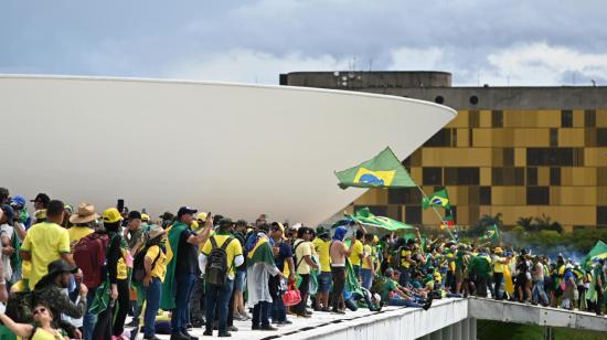 Simpatizantes del expresidente Jair Bolsonaro en el techo del Palacio Legislativo, en Brasilia, el 8 de enero de 2023. 