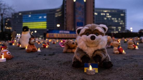 Protesta con peluches impulsada por la organización NGO Avaaz, contra el secuestro de niños ucranianos, en Bruselas, el 24 de febrero de 2023.