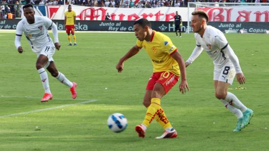 Jefferson Montero controla el balón, en un partido de Liga ante Aucas en el estadio Rodrigo Paz Delgado, el 4 de febrero de 2023.