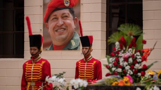 Una guardia de honor junto a la tumba de Hugo Chávez, el 5 de marzo de 2023, en Caracas.