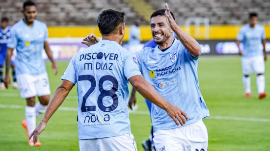 Jugadores de Universidad Católica celebran en el partido ante Guayaquil City, en el estadio Olímpico Atahualpa, el 5 de marzo de 2023.