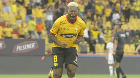 Gabriel Cortez celebra un gol, en el partido de Barcelona ante Mushuc Runa por la LigaPro, el 1 de abril de 2023.