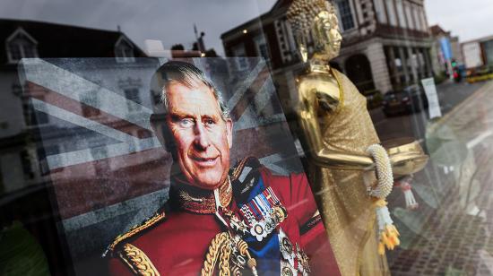 Un retrato del rey Carlos III de Gran Bretaña se muestra en la ventana delantera de un salón de belleza tailandés, en Windsor, el 2 de mayo de 2023, antes de la ceremonia de coronación de Carlos III y su esposa, Camilla, como rey y reina del Reino Unido.