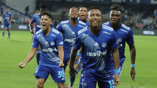 Jhon Sánchez celebra su gol en el partido de Emelec ante IDV, en el estadio George Capwell, el 28 de abril de 2023.