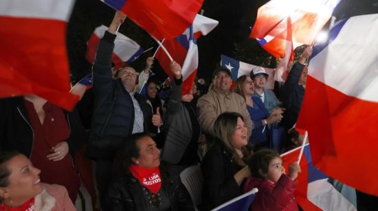 Partidarios del Partido Republicano, festejan el triunfo en lo los comicios para Consejeros Constitucionales.