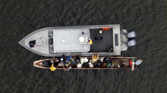 En esta vista aérea miembros de la Armada solicitan documentos de identidad a los ocupantes de una embarcación interceptada cerca del puerto marítimo de Guayaquil, Ecuador, el 11 de mayo de 2023. 