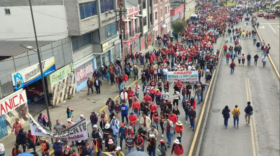 Partidarios del Gobierno en los exteriores de la Asamblea Nacional el 16 de mayo de 2023. 