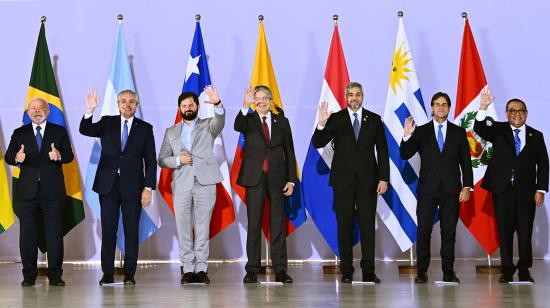 (LR) El presidente de Brasil, Luiz Inácio Lula da Silva, el presidente de Argentina, Alberto Fernández, el presidente de Chile, Gabriel Boric, el presidente de Ecuador, Guillermo Lasso, el presidente de Paraguay, Mario Abdo Benítez, el presidente de Uruguay, Luis Lacalle Pou, y el primer ministro de Perú, Alberto Otarola, posan para una foto familiar en el Palacio de Itamaraty en Brasilia el 30 de mayo de 2023. 