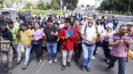 Representantes del movimiento indígena, del Frente Antiminero y Yasunidos marchan en contra de la minería en Quito, el 13 de junio de 2023.