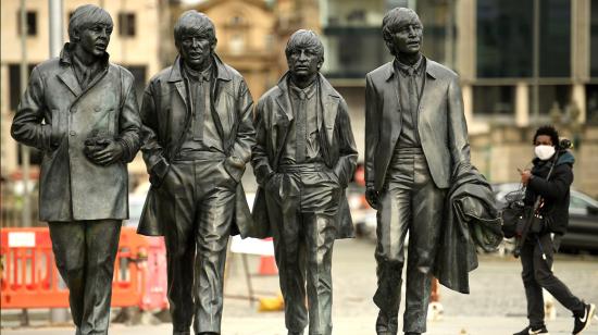 Estatua de The Beatles en Liverpool, noroeste de Inglaterra, el 2 de octubre de 2020.