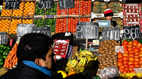 La gente compra frutas y verduras en el Mercado Central de Buenos Aires el 13 de junio de 2023.