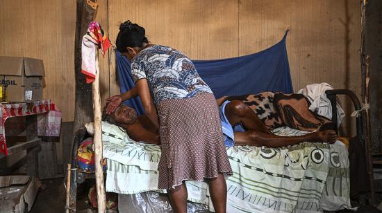 Francisca Sosa (45), cuida a su padre que padece dengue, en su casa en el distrito de Catacaos, departamento de Piura, Perú el 9 de junio de 2023.