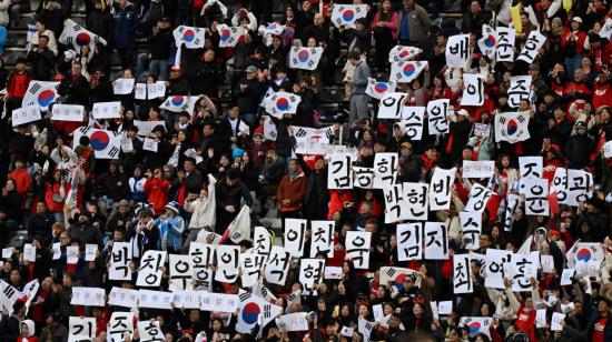 Hinchas de la selección de fútbol de Corea del Sur presencian un partido de su selección el 11 de junio de 2023.