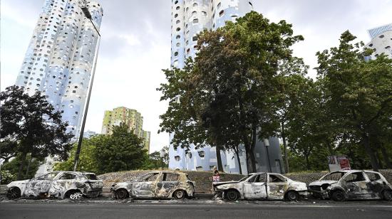  Autos quemados se alinean en la calle al pie de la finca de Pablo Picasso en Nanterre, al oeste de París, el 30 de junio de 2023, luego de los disturbios tres días después de que la policía disparó a quemarropa en el pecho a un niño de 17 años.