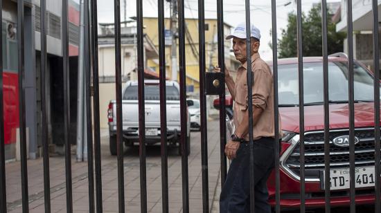 Un ciudadano ecuatoriano sale de su barrio protegido por rejas como puertas, el 6 de julio de 2023, en la ciudad de Guayaquil (Ecuador). 