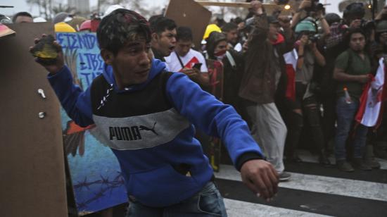 Opositores al gobierno de la presidenta peruana Dina Boluarte chocan con la policía durante una manifestación nacional contra Boluarte en Lima, el 19 de julio de 2023. 