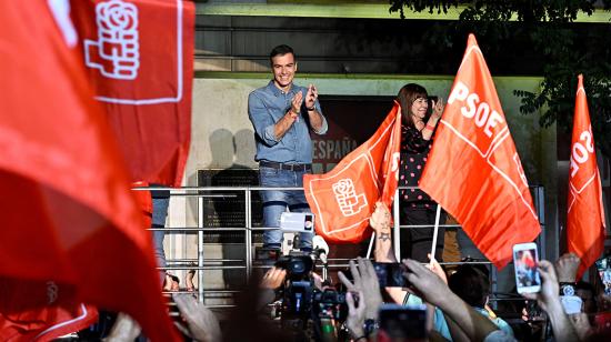 El primer ministro español y candidato a la reelección del Partido Socialista (PSOE), Pedro Sánchez, celebra después de las elecciones generales de España en la sede del Partido Socialista Español (PSOE) en Madrid el 23 de julio de 2023.