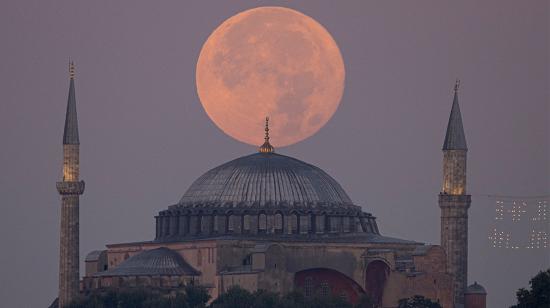 La superluna Sturgeon se eleva sobre la Gran Mezquita Ayasofya-i Kebir Camii o Hagia Sophia en Estambul el 2 de agosto de 2023.