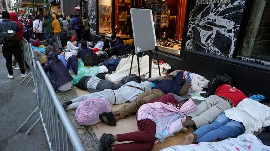 Cientos de migrantes duermen en fila temprano el 1 de agosto de 2023 para ser ubicados en el centro de admisión del Hotel Roosevelt en Nueva York.