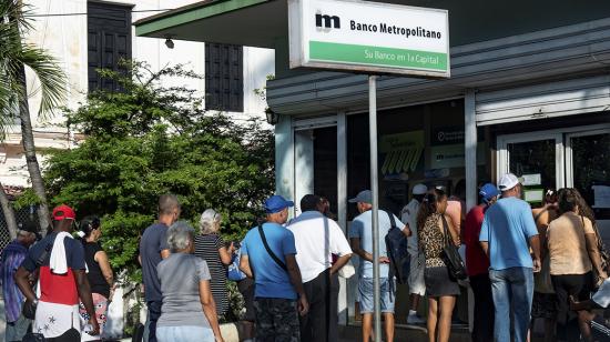 Personas hacen cola en un banco de La Habana el 3 de agosto de 2023.