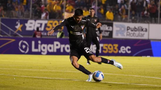 Sebastián González, de Liga, domina un balón ante Aucas en la Fecha 2 de la segunda etapa de LigaPro.