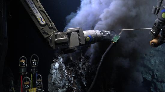 Fotografía cedida hoy por el Schmidt Ocean Institute que muestra la toma de muestras en un respiradero hidrotermal, en las Islas Galápagos (Ecuador). 