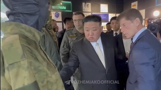 Este vídeo tomado de imágenes publicadas en la cuenta oficial de Telegram del gobernador de la región de Primorsky, Oleg Kozhemyako, el 17 de septiembre de 2023, muestra al líder de Corea del Norte, Kim Jong Un (C), acompañado por el gobernador de la región de Primorsky, Oleg Kozhemyako (R), visitando una exposición de armas militares. y bienes de doble uso en Vladivostok. 