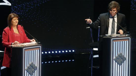 El legislador argentino y candidato presidencial por el partido La Libertad Avanza Javier Milei (R) habla junto a la candidata Patricia Bullrich por el partido Juntos por el Cambio, durante el debate presidencial en el Salón de Actos de la Facultad de Derecho de la Universidad de Buenos Aires (UBA). en Buenos Aires el 8 de octubre de 2023, antes de las elecciones presidenciales del 22 de octubre.