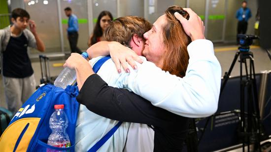 Los ciudadanos brasileños que huyen del conflicto entre Israel y Hamás son recibidos por sus familiares después de llegar a la Base Aérea de Brasilia en el primer vuelo de rescate del gobierno brasileño desde Tel Aviv, el 11 de octubre de 2023.