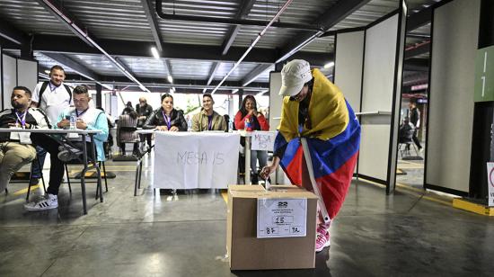 Una mujer vota en un colegio electoral en Bogotá el 22 de octubre de 2023, durante las elecciones primarias de la oposición venezolana.