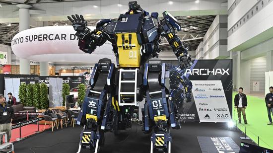 La startup japonesa de robótica Tsubame Industries exhibe el robot ARCHAX, que pesa 3,5 toneladas y mide 4,5 metros de altura, durante el día de prensa del Japan Mobility Show en Tokio el 25 de octubre de 2023.