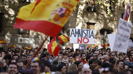 Un manifestante sostiene un cartel que dice "Amnistía no" durante una protesta convocada por la oposición de derecha contra un proyecto de ley de amnistía para las personas involucradas en el fallido intento de independencia de Cataluña de 2017, frente a la sede del PSOE (Partido Socialista de España) en Madrid el 12 de noviembre. 2023. 