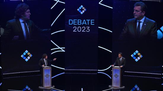 El candidato presidencial por el partido La Libertad Avanza, Javier Milei (i), habla junto al candidato presidencial por el partido Unión por la Patria, Sergio Massa, durante el debate presidencial en la Facultad de Derecho de la Universidad de Buenos Aires (UBA). ) en Buenos Aires el 12 de noviembre.