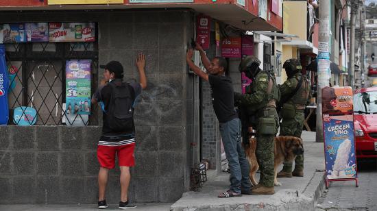 Soldados requisan a unos hombres durante un operativo hoy, en el sector de Carapungo, en Quito (Ecuador). 10 de enero de 2024.