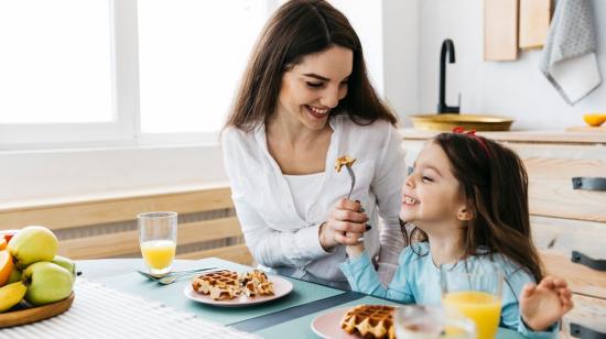 Madre e hija desayuno