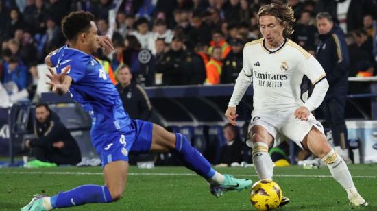El mediocampista Luka Modric y el defensa Gastón Álvarez durante el partido Getafe vs. Real Madrid.